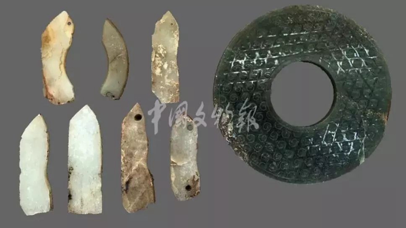 考古人员及清理出的陪葬品2.jpg