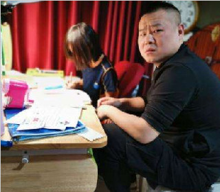陕西妈妈这么累，还不是娃的作业写不完