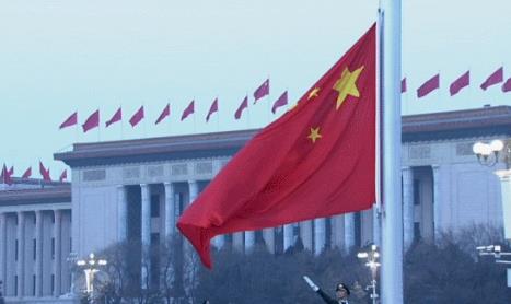 2020年第1场升旗结束后 国旗护卫队队员做了这件事