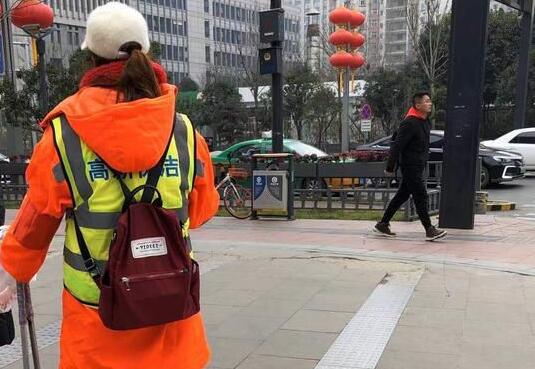 保洁员发棉衣为何区别对待？负责人：新员工发新棉衣 老员工以旧换新