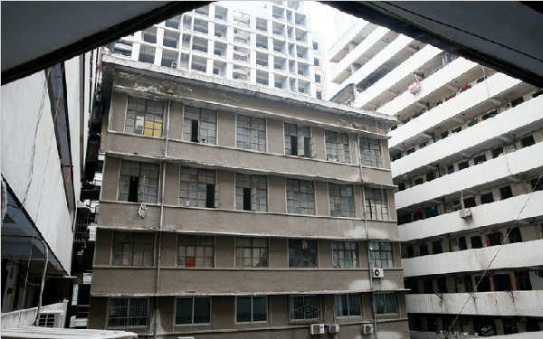 西安这座公寓楼每层26户仅一部电梯半夜还停运 出行成难题
