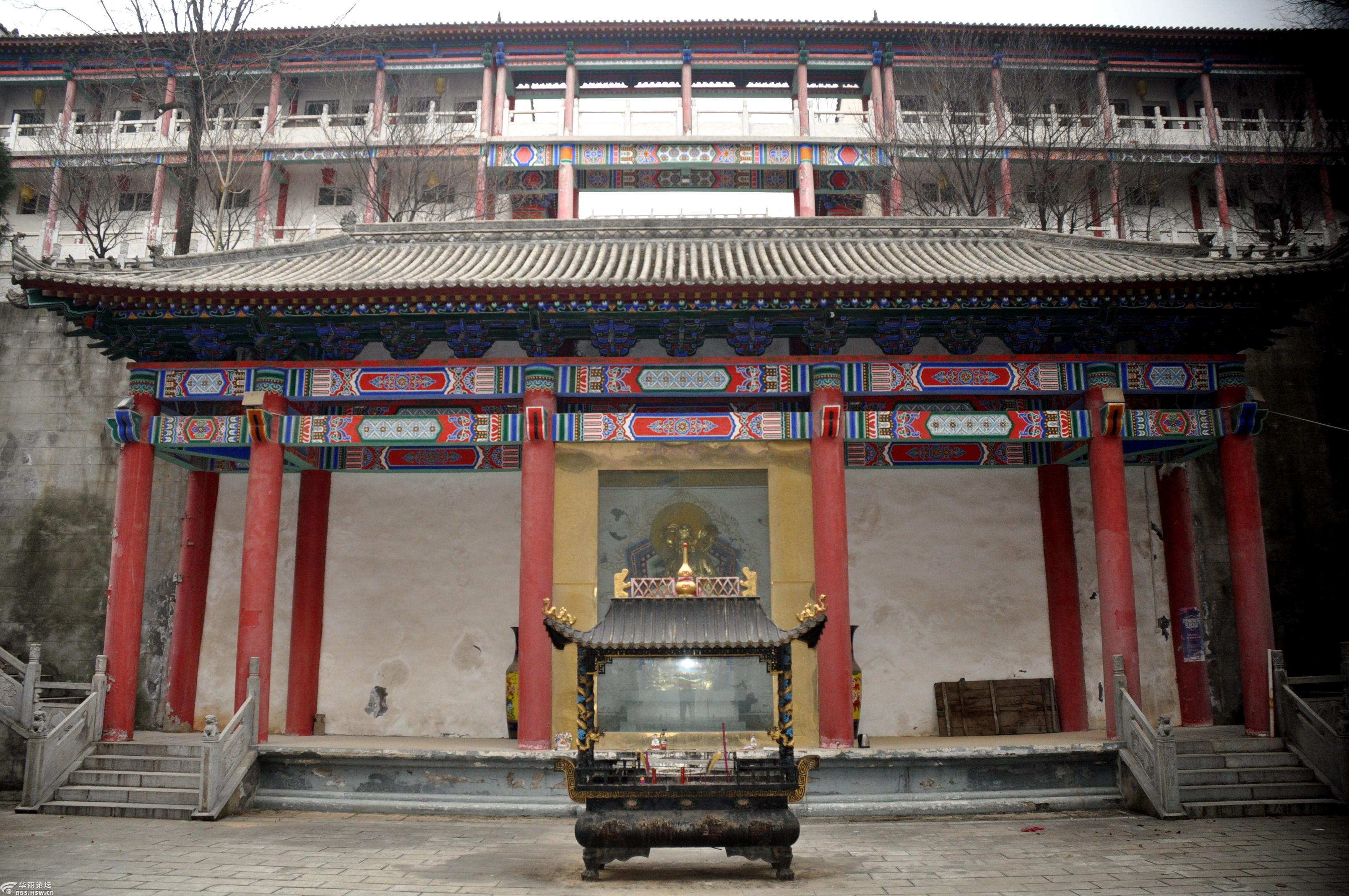 青华山口不见雪卧佛寺上雪不绝