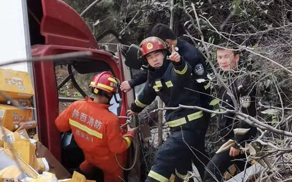 西安一货车刹车失灵掉下拐弯陡坡司机被困 民警消防联手救人