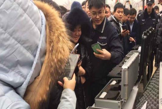 同是拨打110为什么有的被救有的被拘？公安浐灞分局上街为大家宣传