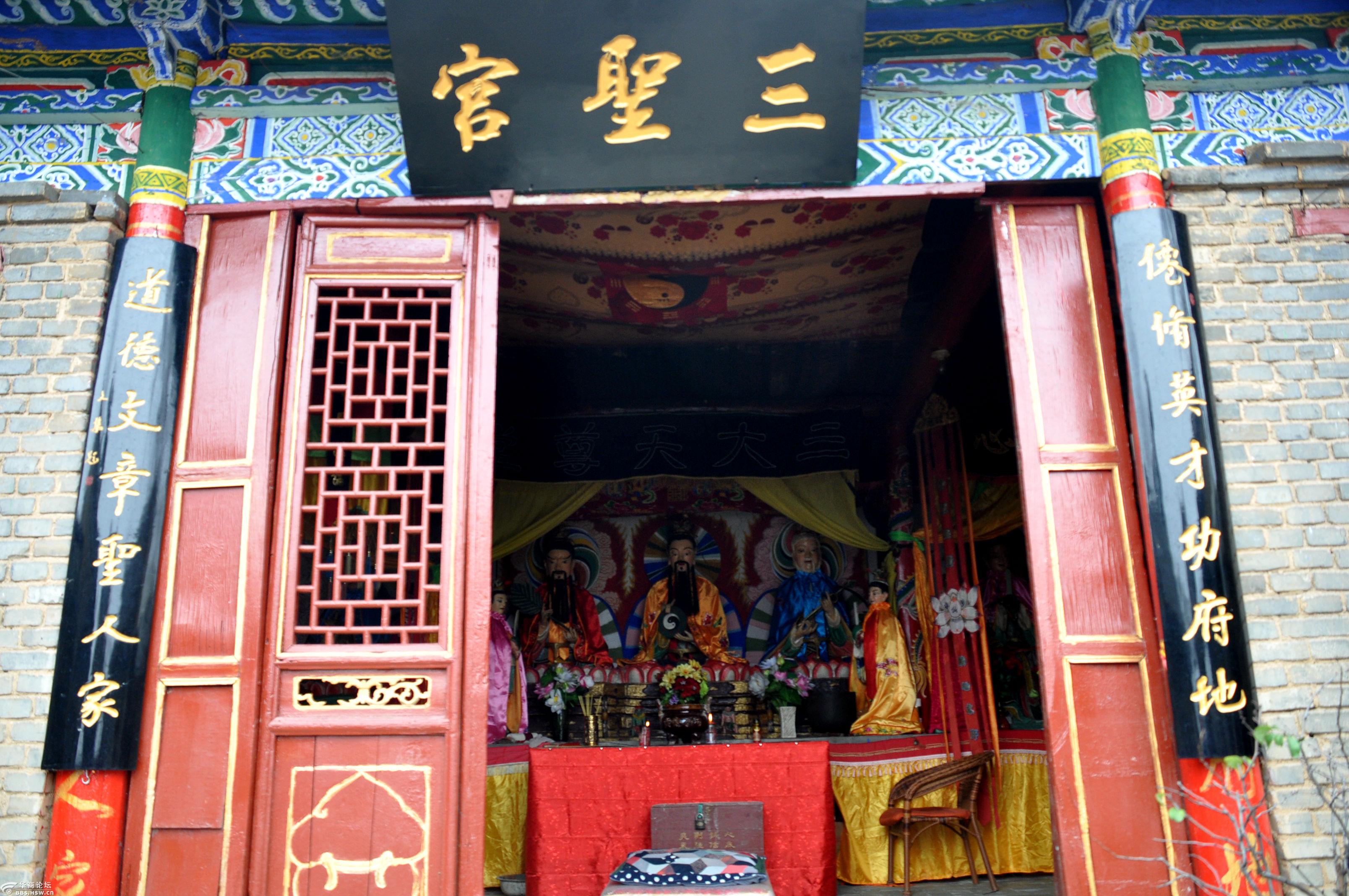 青华山口不见雪卧佛寺上雪不绝