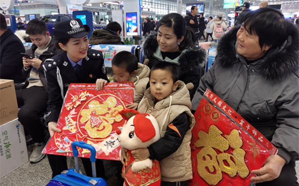 西安铁警民警在候车大厅演节目 只为提醒旅客出行安全