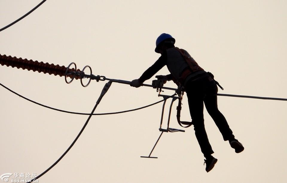 实拍电力工人精心检修线路保证群众春节安全用电