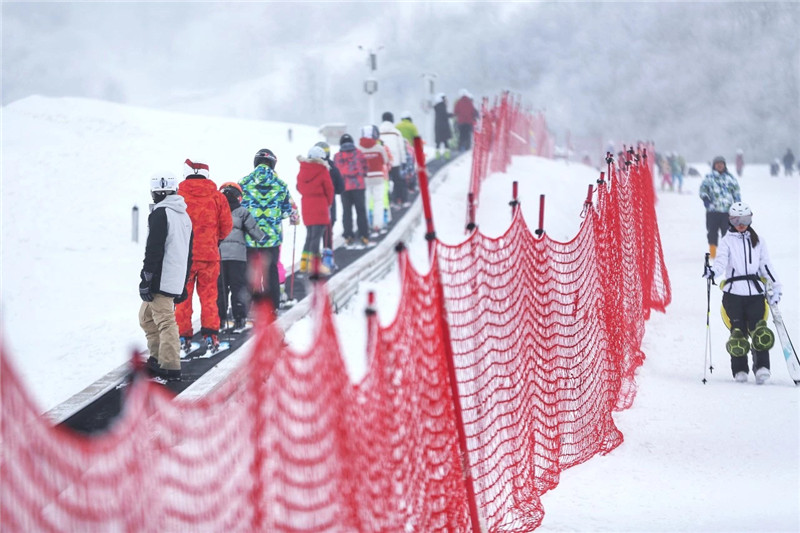 陕西2020年首个体育精品赛事上演 300余名滑雪选手鳌山竞技