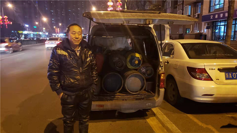 危险！曲江交警拦截一位私自改装面包车 内卡6个液化气罐
