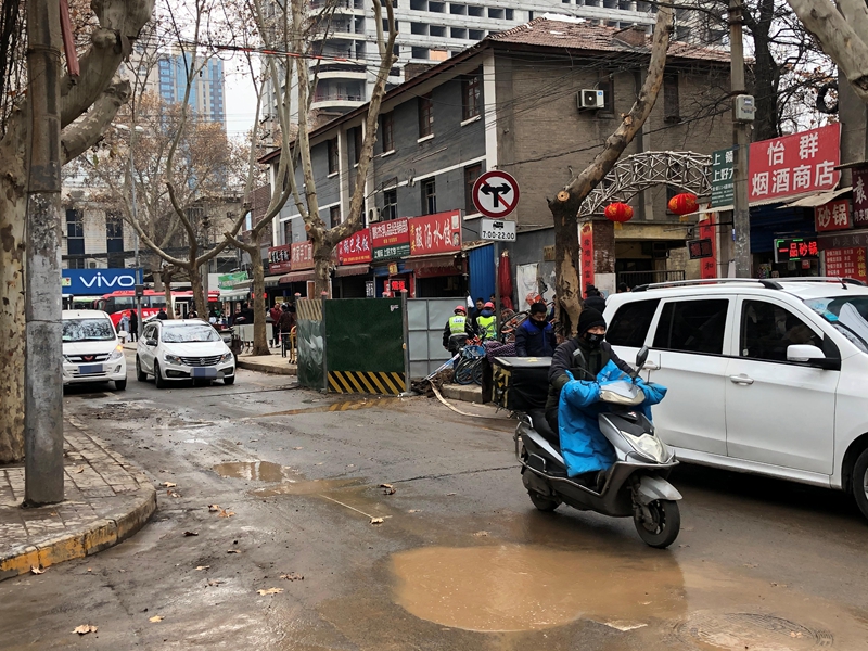 团结一路老旧水管严重生锈被压爆 水喷向二层居民楼