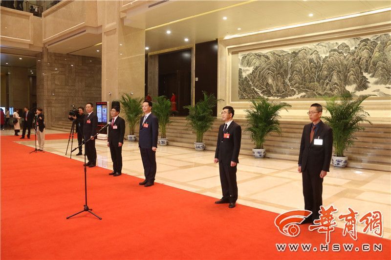陕西省十三届人大三次会议首场"代表通道"开启