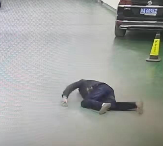 视频|被多台手术累垮 医生站着睡着摔倒磕断两颗门牙