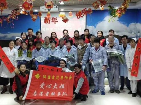 爱心温暖寒冬！陕西志愿者为贫困精神病患者送棉衣