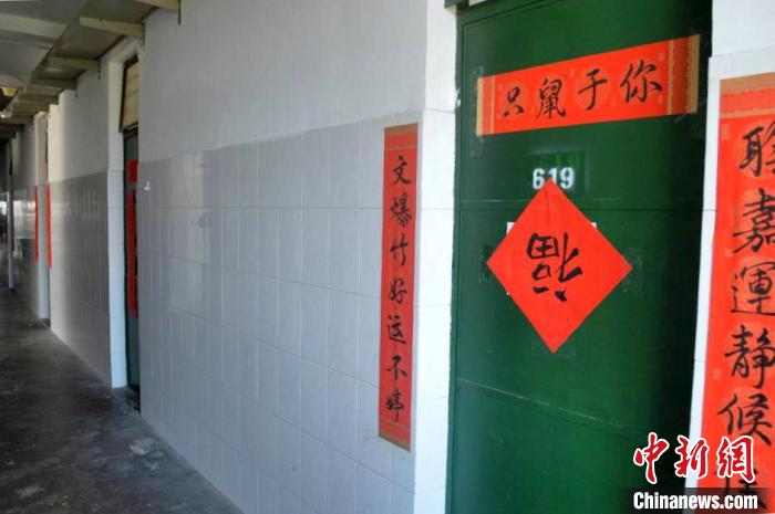 安徽一大学班长手写春联赠同学庆新春