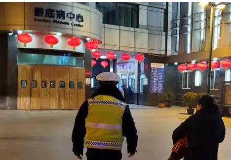 一岁半女童被鞭炮炸伤眼睛 灞桥交警紧急将其送医