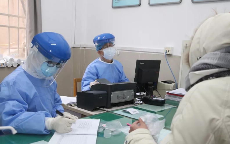 发热门诊患者增多 陕西医护人员穿防护服坚守岗位