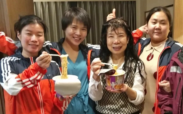2名援鄂医疗队员在武汉度过特殊生日 队友用橘子面包做蛋糕