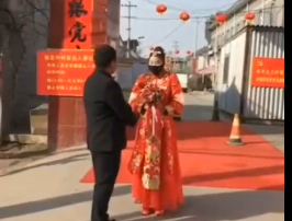 没有迎亲队伍不办婚宴 西安新郎只身骑电瓶车娶回新娘