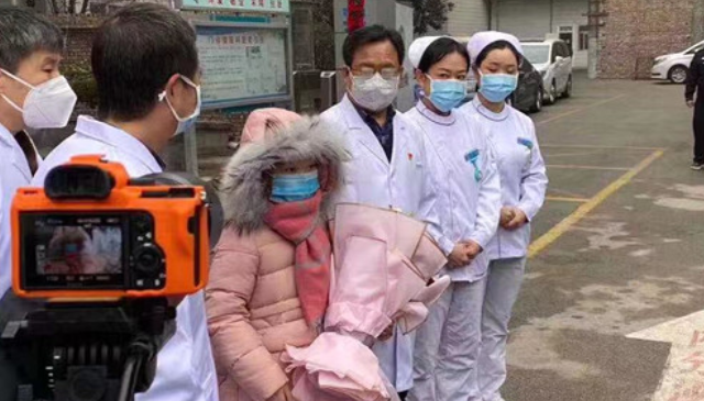 铜川9岁新型冠状病毒感染的肺炎患者今天康复出院！