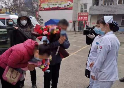 好消息！铜川治愈的9岁女孩父母也出院了！一家三口再次团聚！