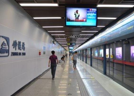 西安地铁员工日常：每天检测上万人体温 公共区域一天消毒4次 