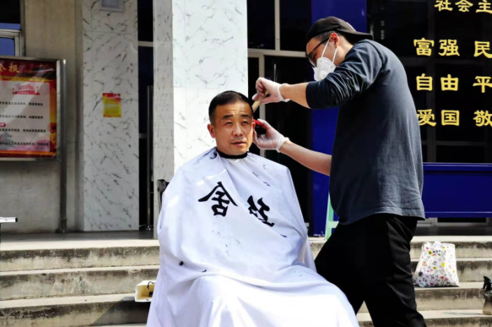 华商头条|警民同心并肩抗疫|“Tony”老师走进强戒所为60名执勤民警义务理发