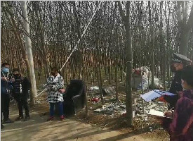 长安区男子因发烧带全家躲在小树林 民警发现后送出自己的口罩