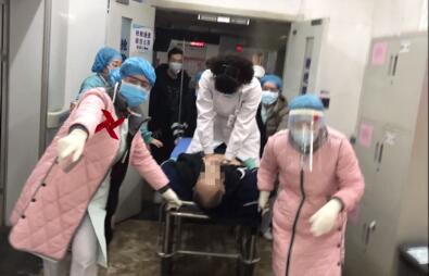 西安护士跪地抢救，发烧38度的他，还是走了