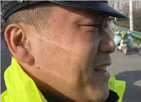 西安辅警疫情防控期间连续执勤28天 脸上晒出口罩“印记”