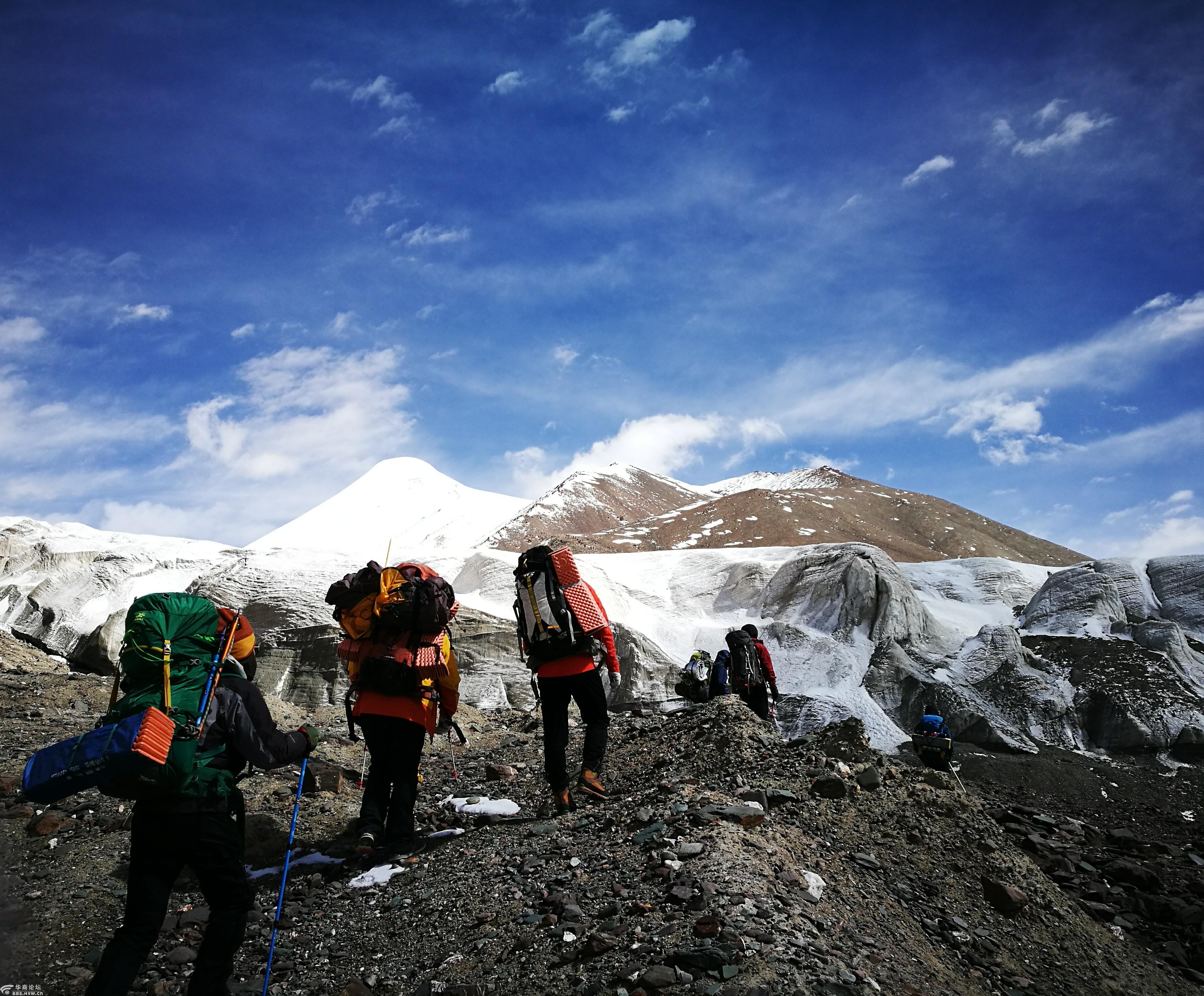 雄赳赳气昂昂跨过高海拔 过冰河 上高山 都是为登顶 雪山好儿男