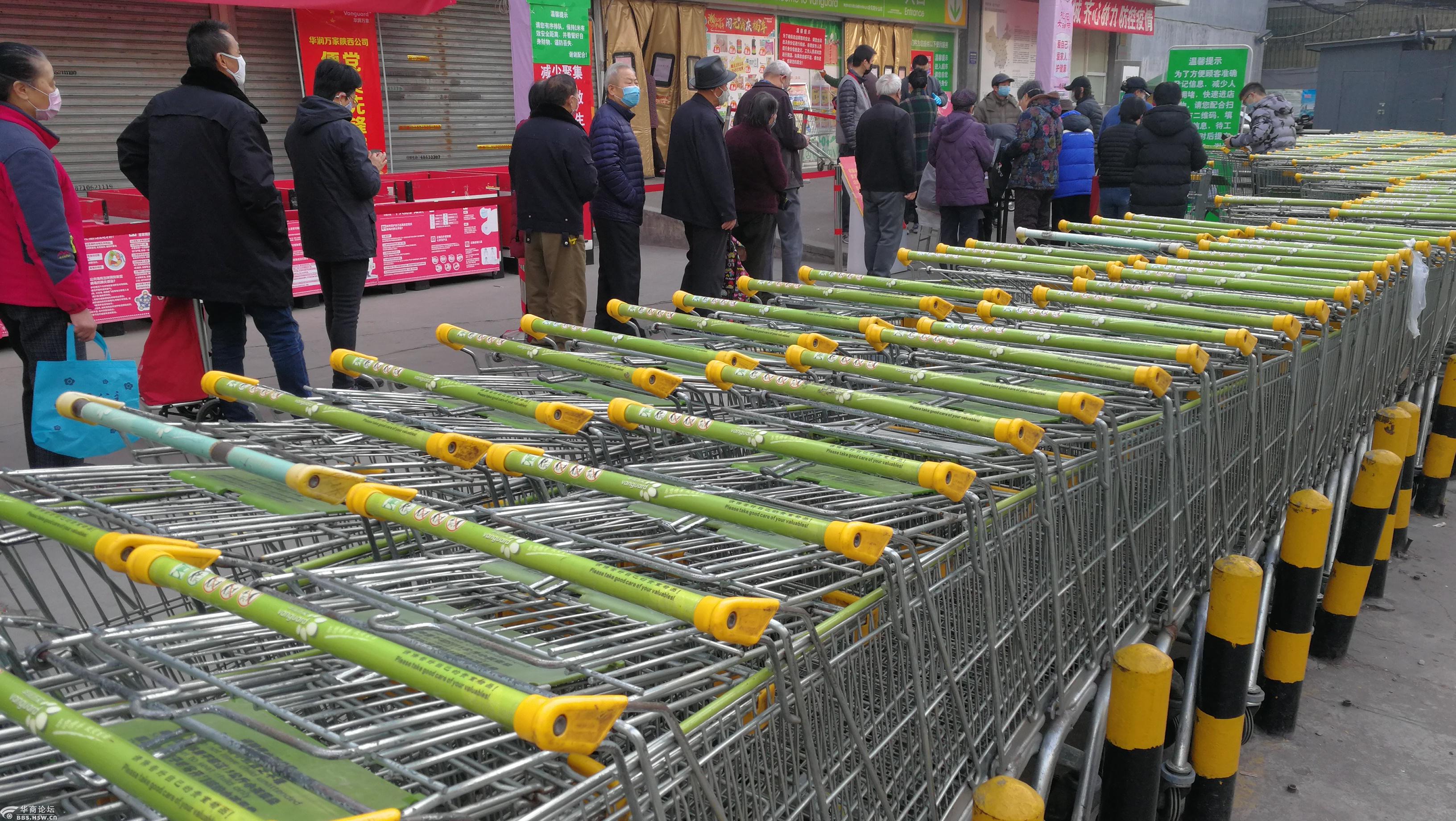摄影日记超市门前等候测温的人们