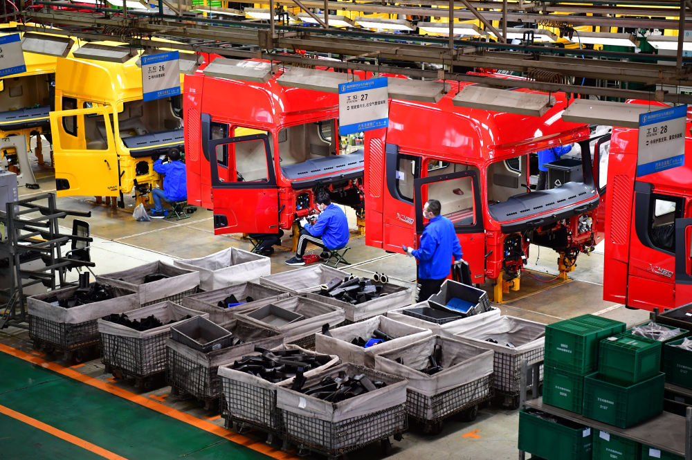 新华社记者 邵瑞 摄2月27日,工人在总装配厂重卡内饰装配线上工作.