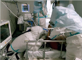 面对病危患者 他跪地、贴近患者面部进行气管插管