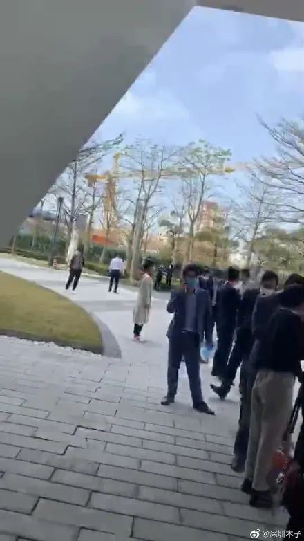 深圳又火了！2000万起步 土豪戴着口罩去抢房