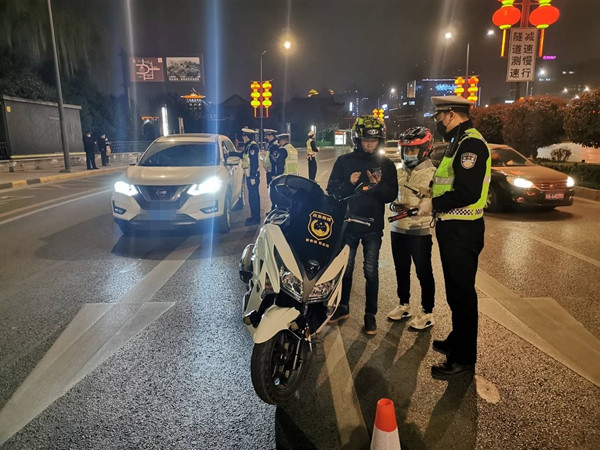 视频|西安交警300余警力全市范围集中查酒驾