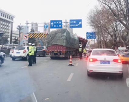 突发！宝鸡市金台区大庆路发生一起交通事故 事故原因正在调查
