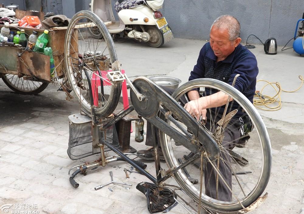 实拍在街头修理自行车师傅!