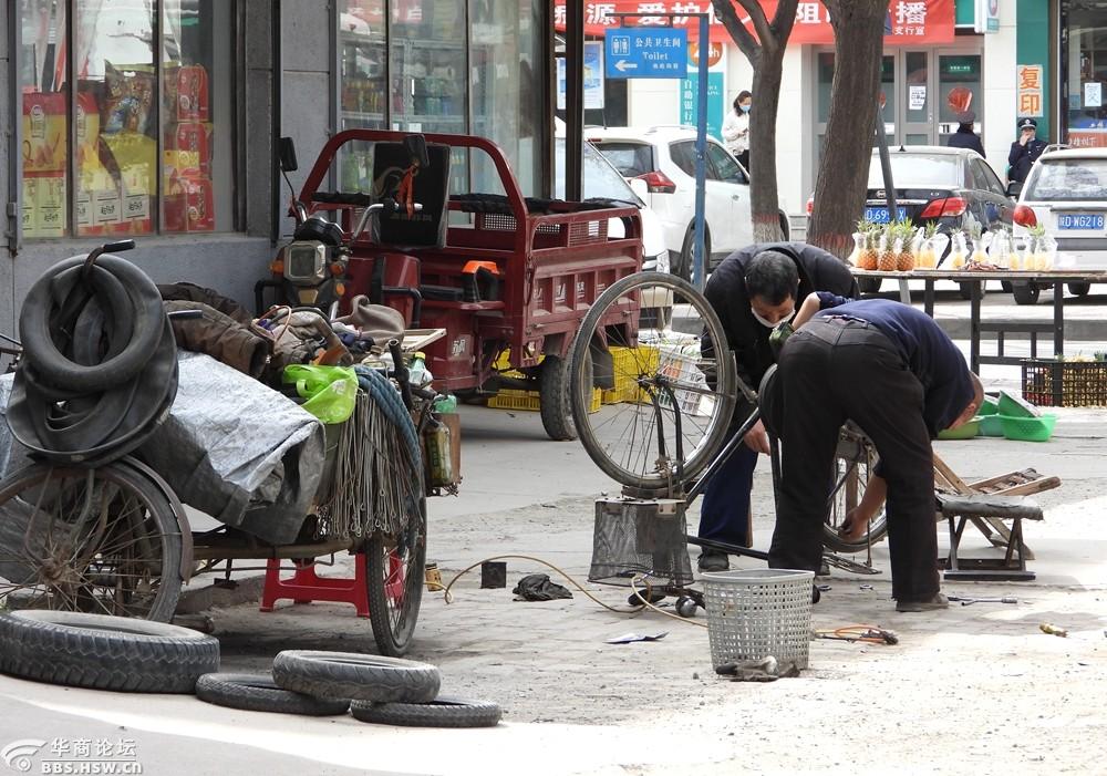 实拍在街头修理自行车师傅!