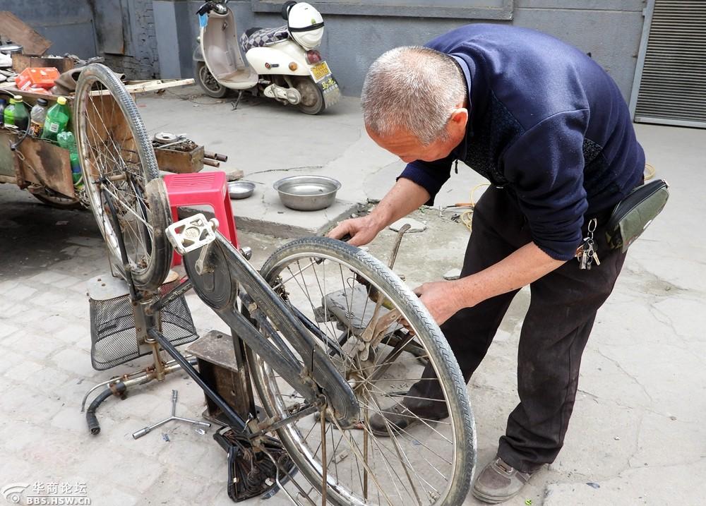 实拍在街头修理自行车师傅!