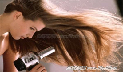 女生吹头发，既快速又不伤发质的小技巧！