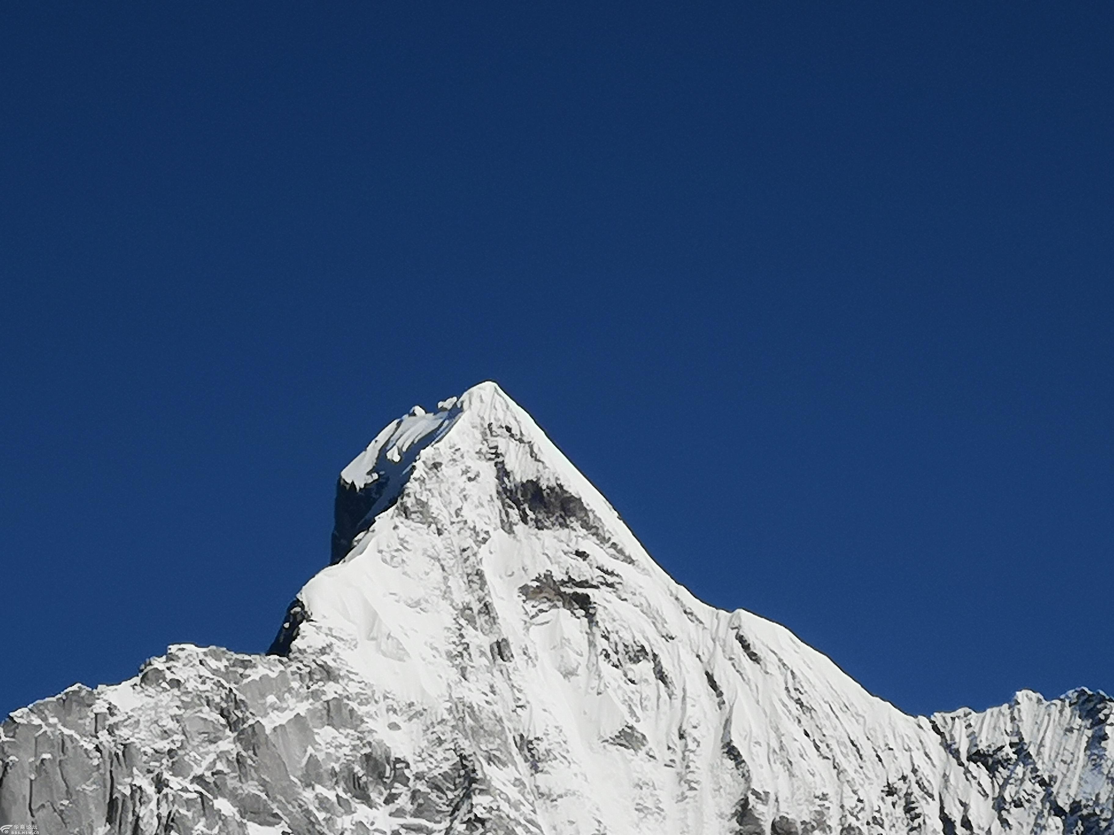 远距离拍摄的幺妹峰顶峰