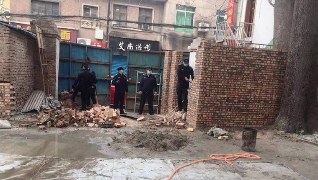 西安碑林区南院门执法中：对新增违建露头就打！