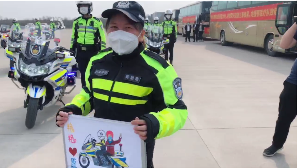 凯旋护士实现愿望！西安交警赠送骑警制服 请她体验警用摩托车