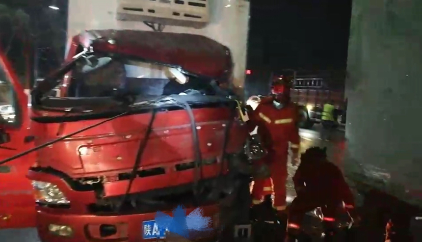 卡车夜晚追尾拉土车 西咸消防紧急出动将男子救出