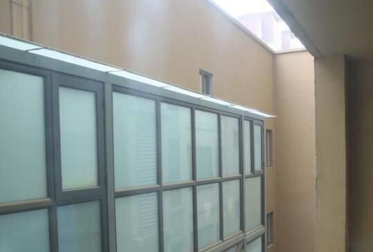 儿童乐园违建玻璃房紧挨卧室窗户 查处一年了却还是老样子
