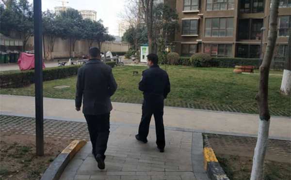 酒后故意从33层楼顶扔酒瓶致人重伤 男子涉嫌故意伤害被刑拘