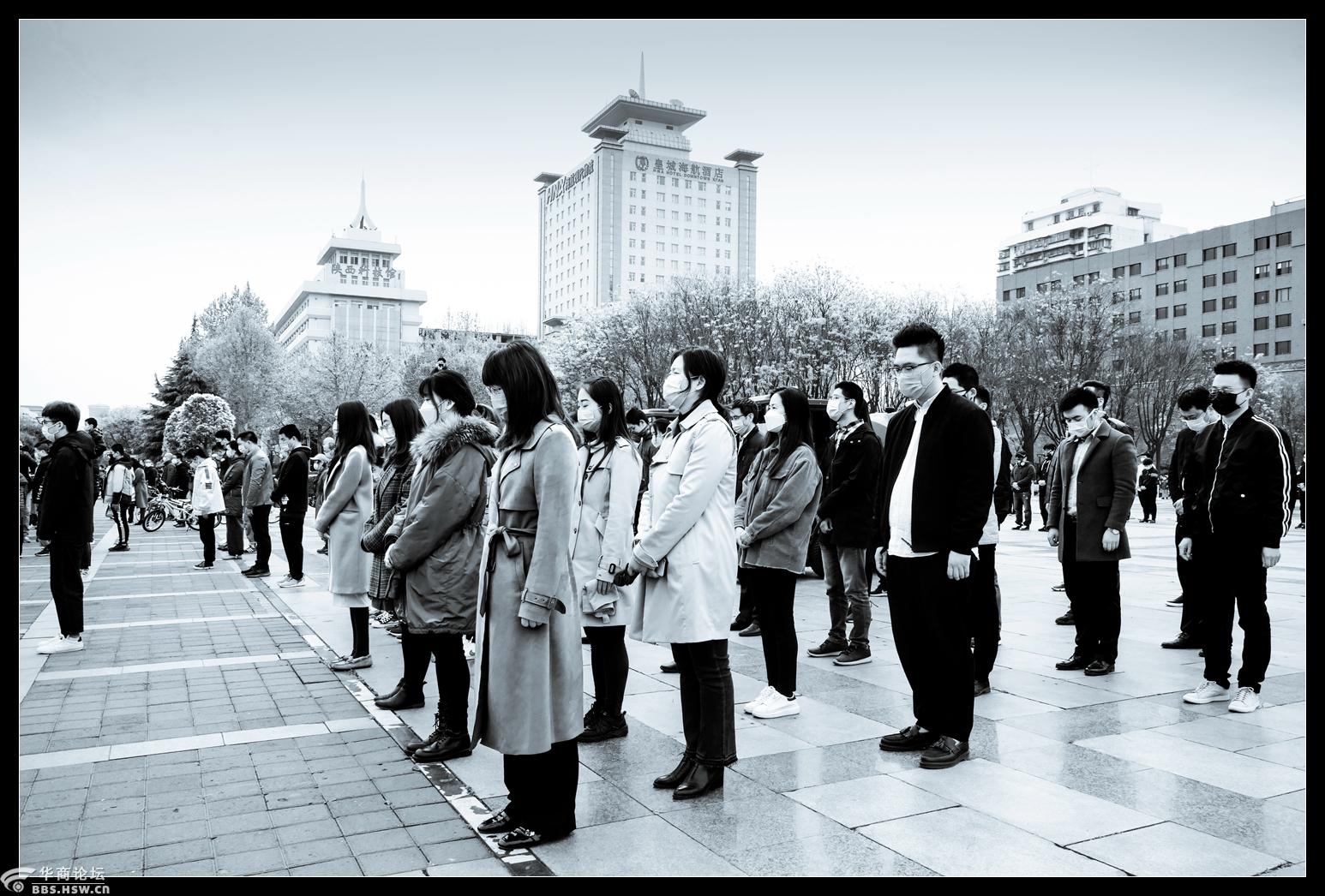 今天的新城广场行人止步默哀汽车鸣笛愿英雄一路走好