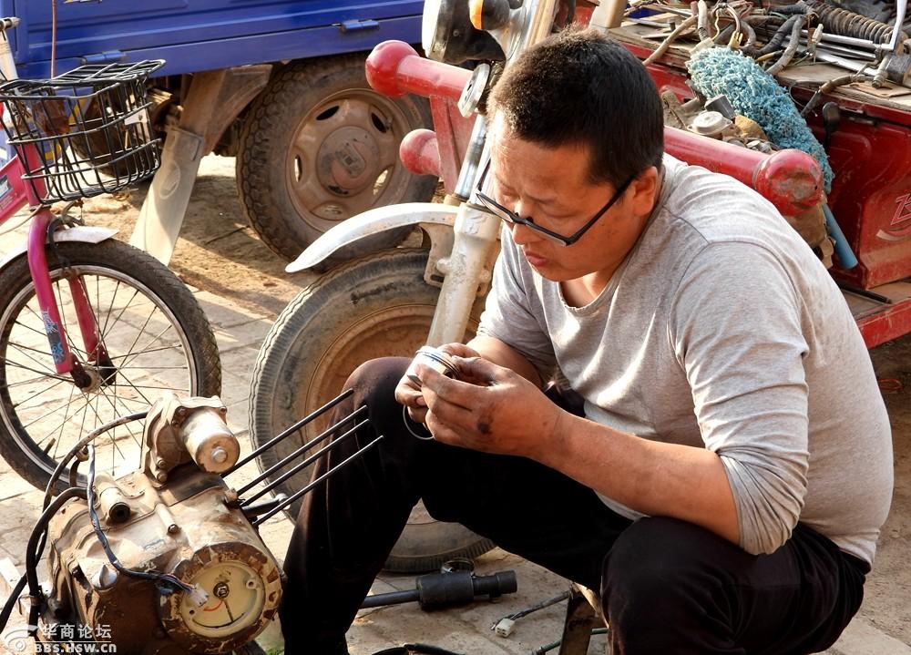 实拍在农村公路旁的夫妻修车行!