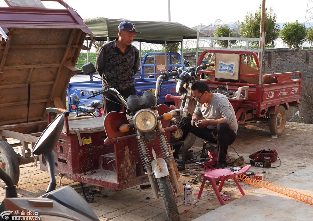 实拍在农村公路旁的夫妻修车行!