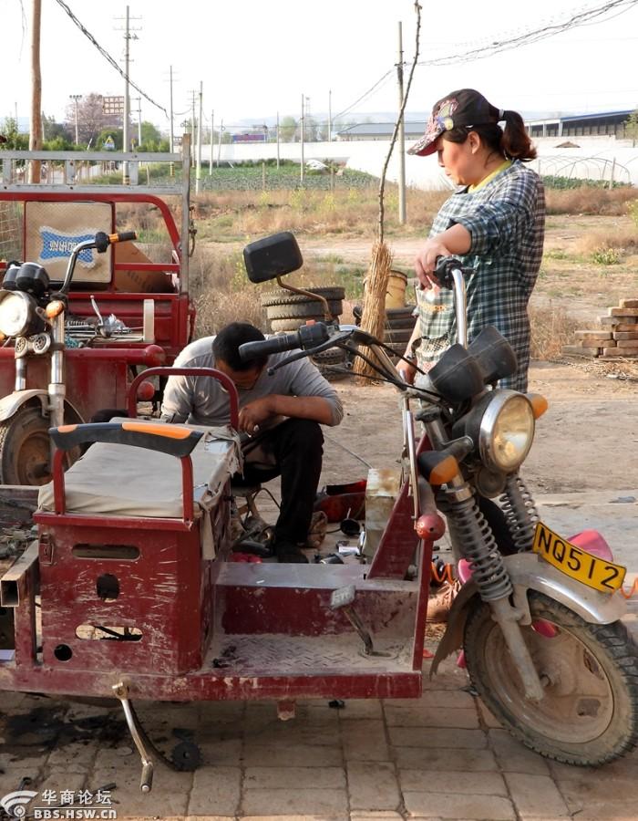 实拍在农村公路旁的夫妻修车行!